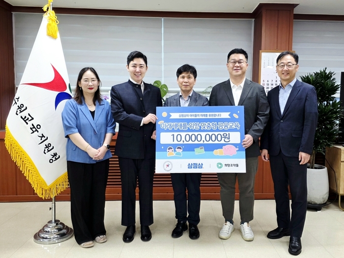 지난 21일 수원교육지원청 교육장실에서 이재원 희망조약돌 이사장, 조병익 수원교육지원청 교육국장, 최진환 자비스앤빌런즈 최고재무책임자(CFO)가 기부금 전달식에서 기념사진을 찍고 있다. [사진=자비스앤빌런즈 제공]