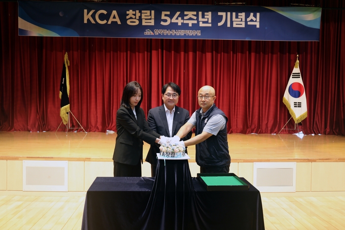 이상훈 한국방송통신전파진흥원장(왼쪽 두번째)이 창립 54주년을 맞아 임직원 대표들과 부패방지 및 규범준수 경영방침 선포식을 진행하고 있다.