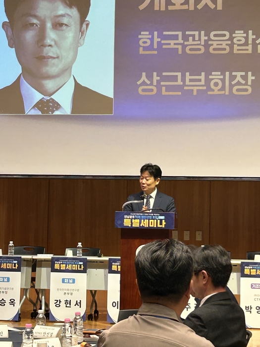 안신걸 한국광융합산업진흥회 상근부회장이  22일 GIST 오룡관에서 열린 '전남광주 미래 첨단산업 포럼(JAIF) 특별세미나'에서 개회사를 하고 있다.
