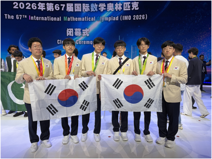 (왼쪽부터)변서진(세종과학고 1), 이현준(서울과학고 3), 홍승욱(서울과학고 2), 김채민(서울과학고 1), 김동현(서울과학고 2), 심성진(서울과학고 1) 학생 등 제67회 국제수학올림피아드 한국대표단이 기념촬영했다.(사진=과학기술정보통신부)