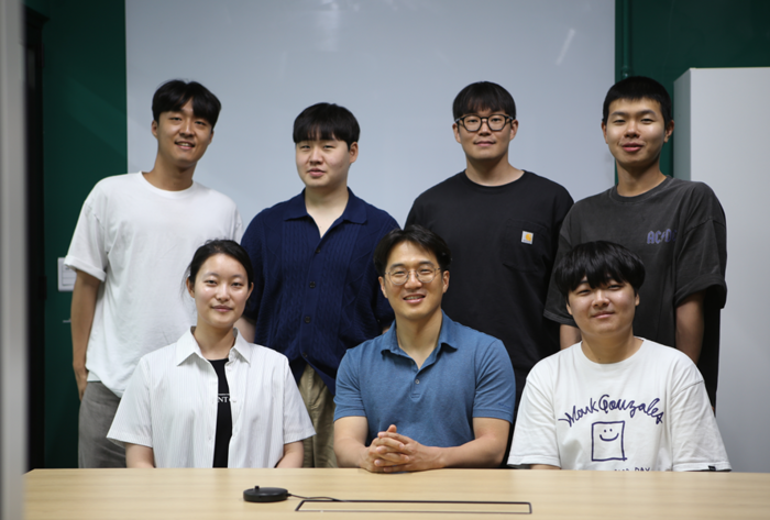 (위, 왼쪽부터) 성균관대 김현수, 권용현, 이재욱, 박태준 연구원 (아래, 왼쪽부터) 박희진 연구원, 서호성 교수, 박준하 연구원(사진=성균관대)