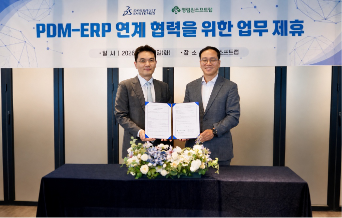 배재인 다쏘시스템코리아 고객경험부문 본부장(왼쪽)과 박윤경 영림원소프트랩 부사장이 MOU를 들어보였다.