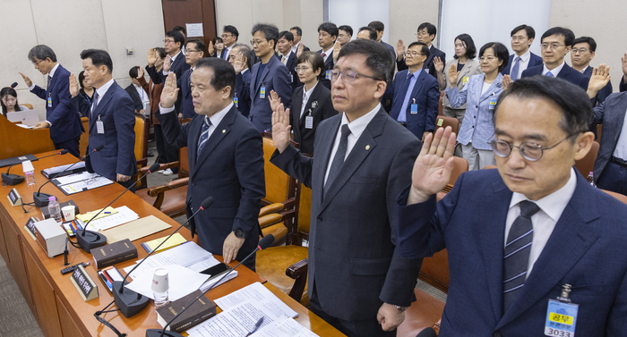 노태악 전 중앙선거관리위원장(왼쪽 첫 번째)을 비롯한 증인들이 22일 국회에서 열린 '제9회 전국동시지방선거 투표용지 부족 사태 등 국민 참정권 침해 진상규명 및 선거관리 개혁을 위한 국정조사 특별위원회' 제2차 청문회에 출석해 증인 선서하고 있다. 연합뉴스