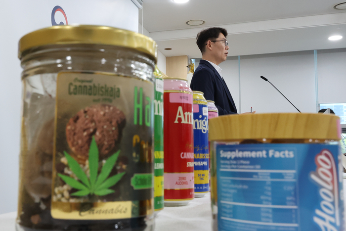 남백상 식품의약품안전처 수입유통안전과장이 22일 청주 오송읍 식약처에서 마약류가 검출된 해외직구 식품 적발과 국내 반입 차단 조치 결과에 대해 브리핑하고 있다. (사진=연합뉴스)