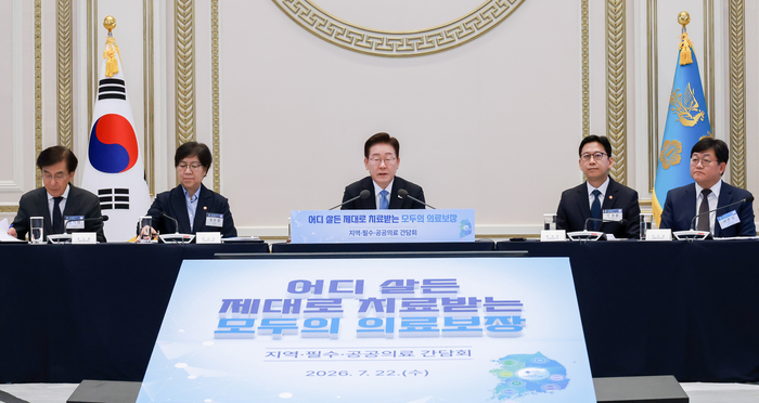 이재명 대통령이 22일 청와대에서 열린 지역·필수·공공의료 간담회에서 발언하고 있다. (사진 왼쪽부터) 정기현 의료혁신위원장, 정은경 복지부 장관, 이재명 대통령, 배경훈 부총리 겸 과기정통부 장관, 서준범 AI전략위원회 의료소그룹장.