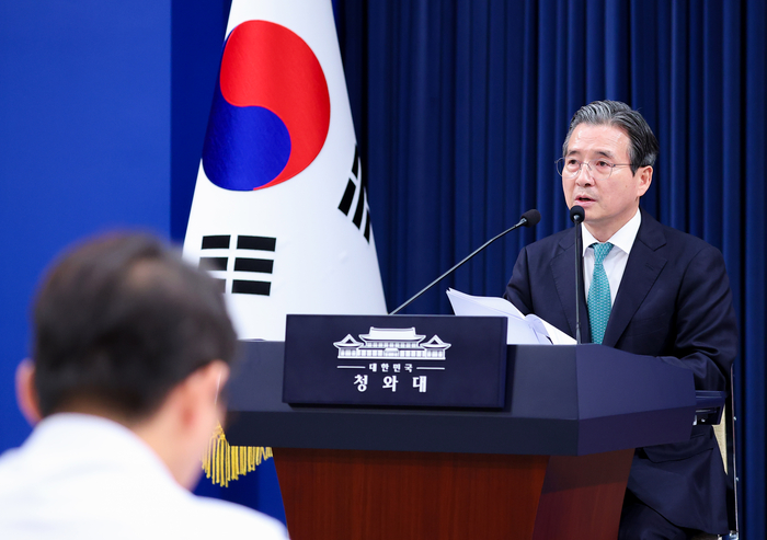 김용범 정책실장이 22일 청와대 춘추관 기자회견장에서 미국 및 남미 순방 관련 사전 브리핑을 하고 있다. 연합뉴스