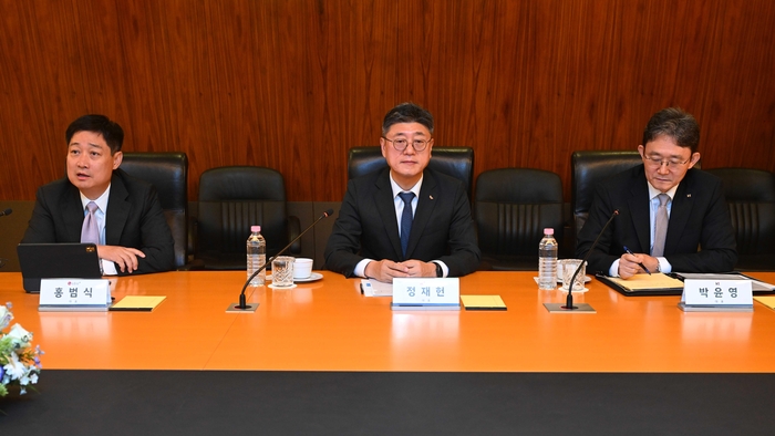 (왼쪽부터) 홍범식 LG유플러스 대표, 정재헌 SK텔레콤 대표, 박윤영 KT 대표 〈전자신문DB〉