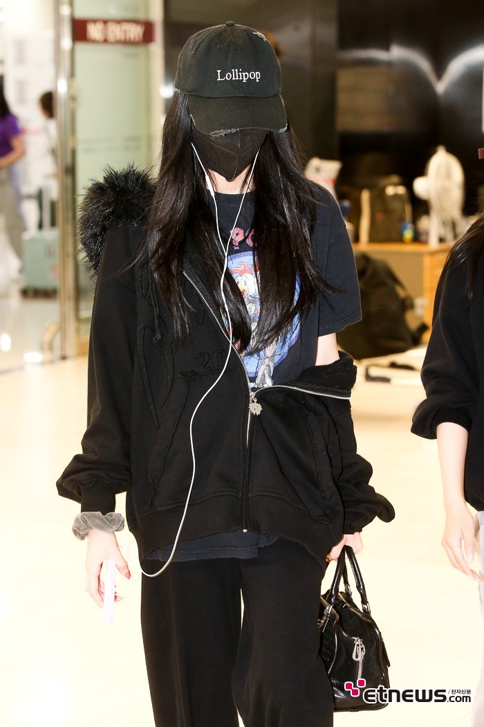 [ET포토] 에스파 지젤, '음악 들으며 유유히'