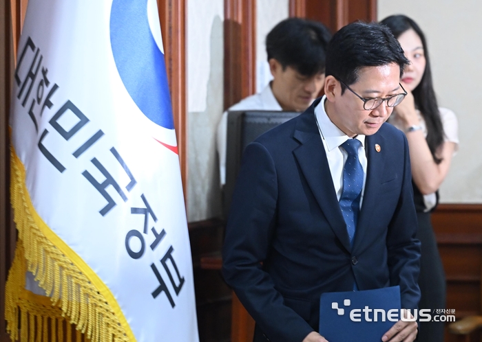 [포토] 과기관계장관회의 참석하는 배경훈