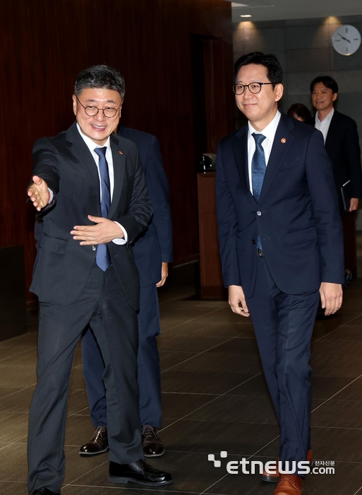 [포토] 통신3사 간담회장 도착한 배경훈 부총리