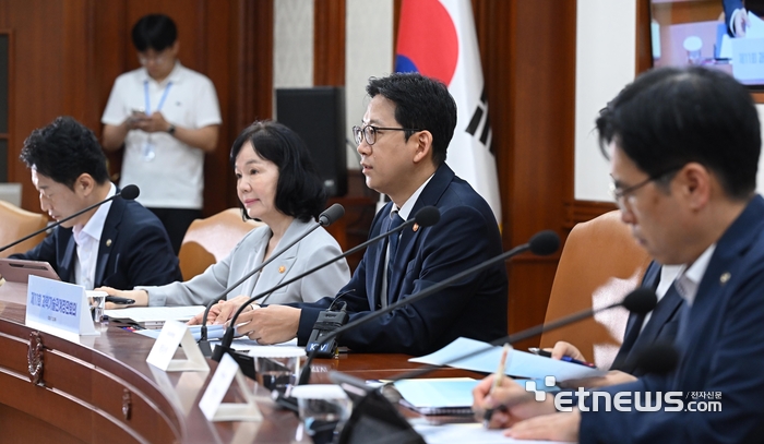 [포토] 제11회 과학기술관계장관회의 모두발언하는 배경훈