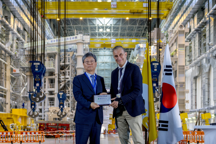 22일(현지시간) 프랑스 남부 카다라슈에서 열린 'KOREA-ITER 퓨전 데이' 행사에서 원광식 HD현대중공업 부사장(왼쪽)이 피에트로 바라바쉬(Pietro Barabaschi) ITER 사무총장(오른쪽)으로부터 감사패를 받았다.