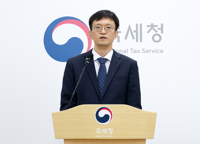 강종훈 징세법무국장이 23일 국세청과 관세청 합동 수색 결과에 대한 브리핑을 진행하고있다. (사진=국세청)