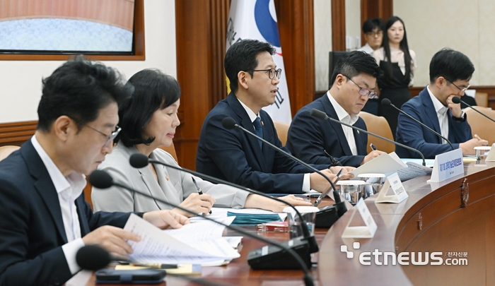 [포토] 제11회 과학기술관계장관회의 주재하는 배경훈 부총리