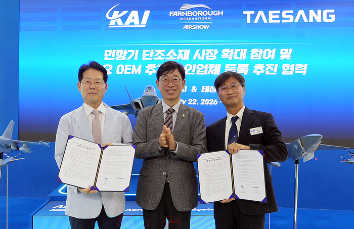 태상과 한국우주항공(KAI)가 22일(현지시간) 영국 판버러 국제 에어쇼에서 민항기 단조소재 시장 확대 협력 양해각서(MOU)를 체결했다.(왼쪽부터)김광표 태상 대표, 오태석 우주항공청장, 김진혁 KAI 민수사업본부장.(사진=우주항공청)