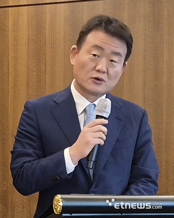 7월 기자간담회에서 발표 중인 김병주 유니슨 대표