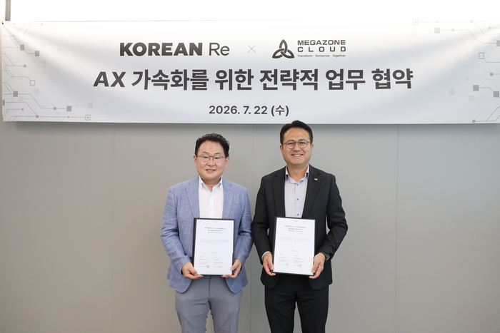 22일 서울 시그니처타워에서 공성배 메가존클라우드CAIO(왼쪽)와 이재문 코리안리재보험 CIO가 '재보험 비즈니스 AX 가속화를 위한 전략적 업무협약' 체결 후 기념촬영을 하고 있다.