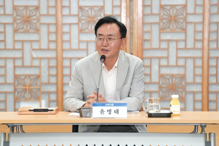 윤병태 나주시장이 용역 중간보고회에 참석해 기업인들에게 실질적으로 도움이 되는 플랫폼 구축을 주문하고 있다.