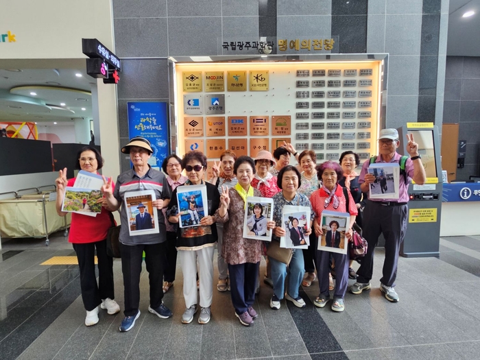참가자들이 인공지능(AI) 그림그리기 체험을 한 뒤 기념촬영을 하고 있다.