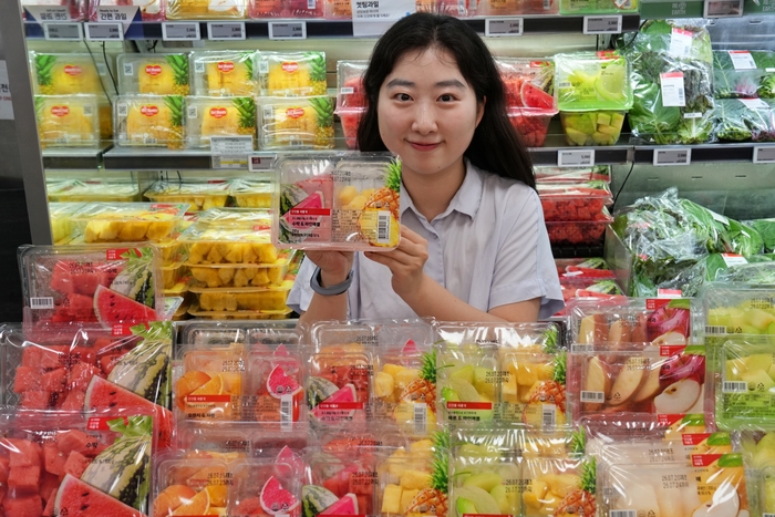 서울시 송파구에 위치한 롯데마트 제타플렉스 잠실점 간편과일 매대에서 직원이 소용량 조각과일을 홍보하고 있다. 〈자료 롯데마트〉