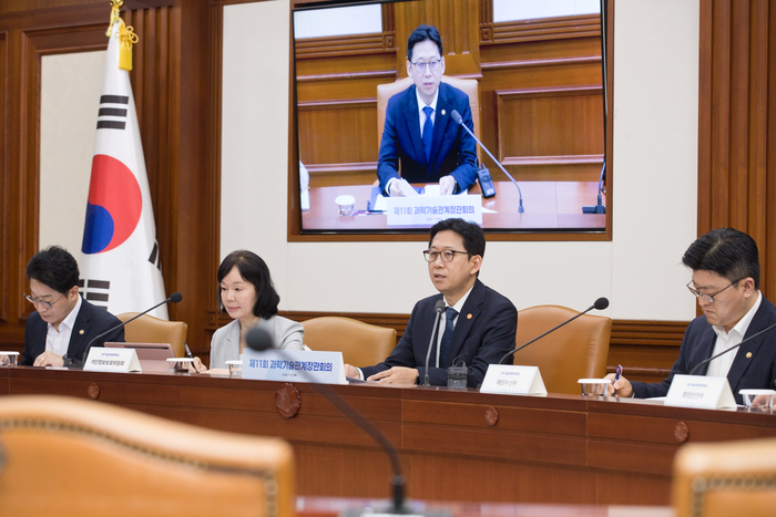 배경훈 부총리 겸 과학기술정보통신부 장관(왼쪽 세 번째)이 23일 오전 정부서울청사 본관 영상회의실에서 '제11회 과학기술관계장관회의' 를 주재하고 있다.(사진=과학기술정보통신부)
