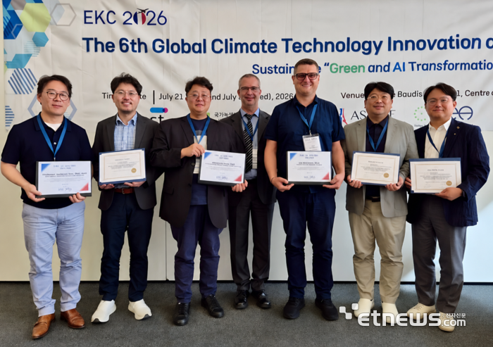 2026 한·유럽 과학기술학술대회(EKC 2026) 조직위원회는 지난 22일(현지시간) 프랑스 툴루즈에서 에너지·환경(기후테크·혁신) 분야 연구성과와 국제협력에 기여한 공로를 인정해 기후테크 전문가 3명에게 EKC Academic Award를 수여했다. 이날 유럽환경에너지협회(EEEA)는 한국과 유럽연합(EU) 간 기후테크 협력 증진에 기여한 공로로 국내외 기후테크 전문가 3명에게 '2026 EEEA Award'를 수여했다. 왼쪽부터 김준범 서울과학기술대학교 교수, 김현성 킴벤처러스 대표이사, 송재령 국가녹색기술연구소 선임연구원, 장 크리스토프 라타 프랑스 소르본대학교 교수, 얀 마체크 오스트라바대학교 교수, 전승준 인포스퀘어 대표이사, 서경원 코다 대표이사.