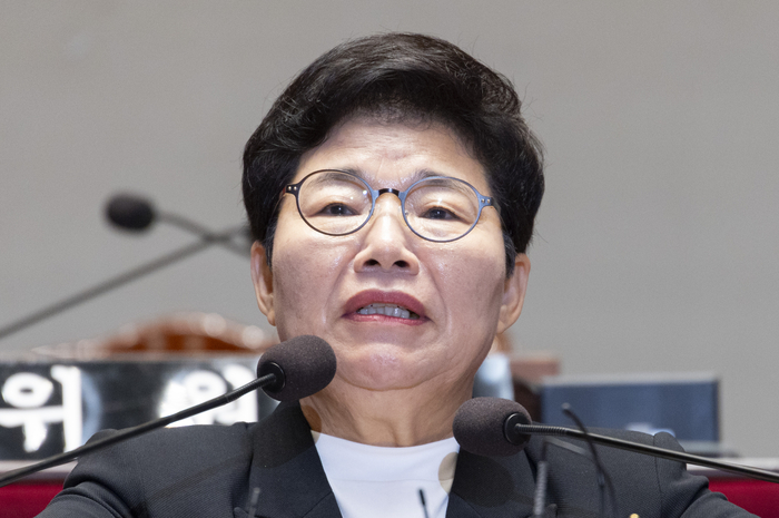 국민의힘 정점식 원내대표와 임이자 의원이 23일 국회에서 열린 7월 임시국회 제2차 본회의에서 대화하고 있다. 2026.7.23 연합뉴스