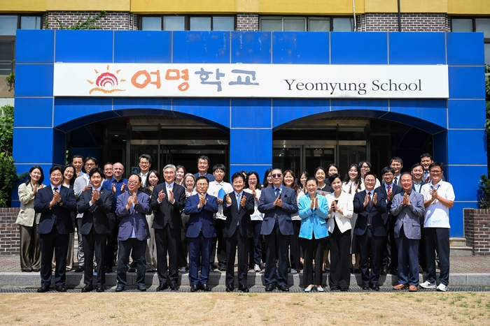 현대차그룹이 24일 서울 강서구 여명학교에서 통일부, 서울시교육청과 '교사 건립을 위한 업무 협약'을 체결했다. (앞줄 왼쪽 첫번째부터) 신재민 현대차그룹 CSR기획팀장, 홍재희 서울시의원, 권오섭 엘앤피코스메틱 회장, 성 김 현대차그룹 사장, 정근식 서울시교육감, 정동영 통일부 장관, 이문식 여명학교 이사장, 조명숙 여명학교 교장, 방현주 아나운서, 정하민 여명학교 졸업생 대표