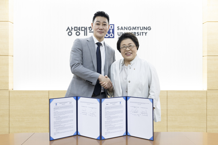 (왼쪽부터) 조해 암웨이 R&D 상무, 김종희 상명대 총장. (사진=상명대)