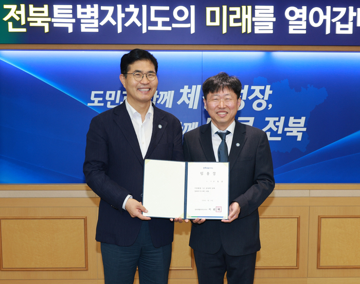 고정삼 제22대 전북특별자치도 경제부지사(오른쪽)와 이원택 도지사.