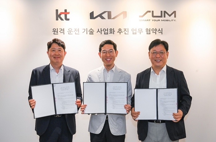 (왼쪽부터)서상규 KT 기업사업1담당 상무, 강주엽 기아 신사업기획실 상무, 현영진 에스유엠 대표가 기념사진을 촬영하고 있는 모습. 사진=에스유엠
