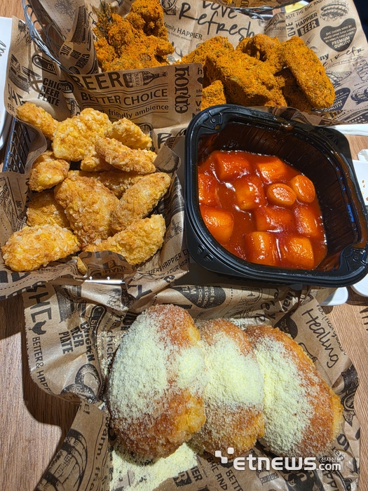사이드 메뉴 3종(콰삭감자, 가래떡 떡볶이, 크리스피번).