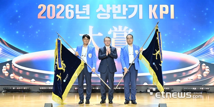 지난 24일 서울 회현동 우리은행 본점에서 열린 '2026년 하반기 경영전략회의'에서 정진완 우리은행장(가운데)이 상반기 KPI 대상 수상 지점장들과 기념 촬영을 하고 있다. [사진= 우리은행 제공]