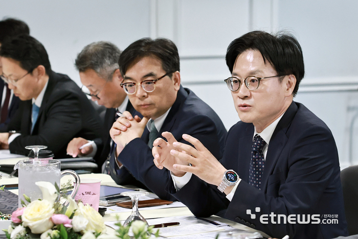 김정관 산업통상부 장관이 미국 워싱턴DC 메이플라워 호텔에서 하워드 러트닉 미 상무장관과 면담을 하고 있다. 산업부 제공
