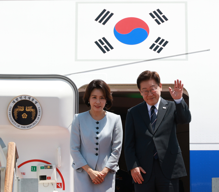 미국과 남미 순방을 위해 출국하는 이재명 대통령과 김혜경 여사가 24일 성남 서울공항 공군 1호기에서 환송객에게 인사하고 있다. 연합뉴스