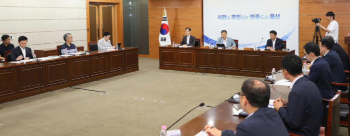 김상욱 울산시장이 24일 '정부 3대 메가 프로젝트 대응 방안 보고회' 회의를 주재하고 있다.(울산시 제공)