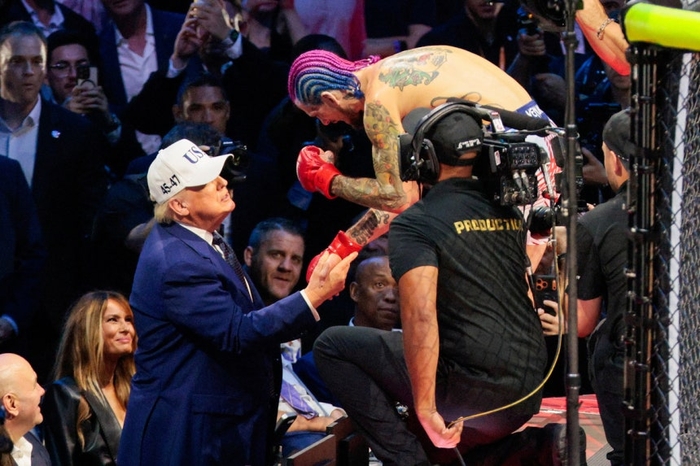 미국 백악관에서 열린 UFC 프리덤 250 경기에서 밴텀급에 출전한 션 오말리와 대화하는 트럼프 대통령. 사진=로이터 연합뉴스
