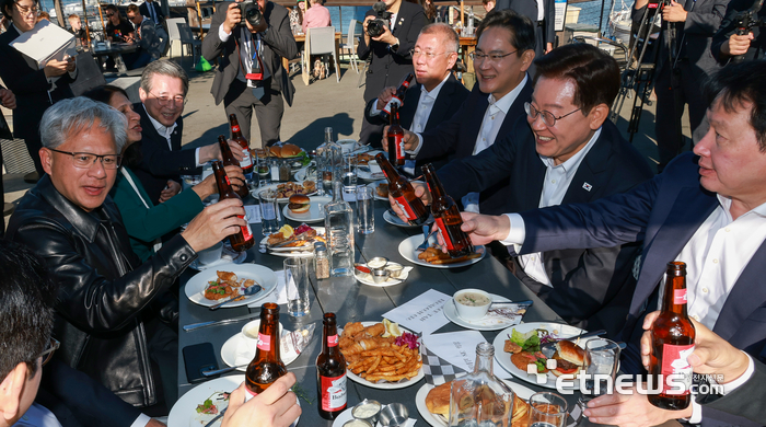 [포토] 이재명 대통령, 글로벌 AI 리더들과 건배