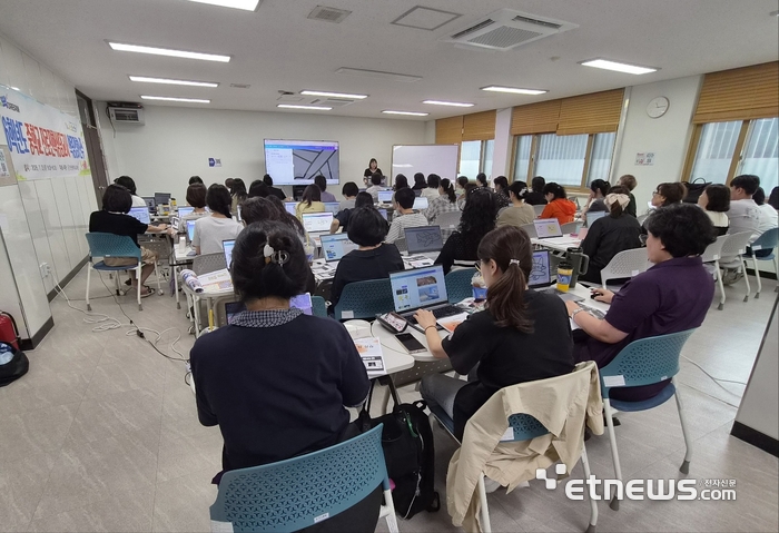인천시교육청이 23일 서부 결대로진로센터에서 중학교 진로진학상담교사를 대상으로 'AI·에듀테크 활용 역량 강화 연수' 를 실시했다. 인천시교육청 제공.