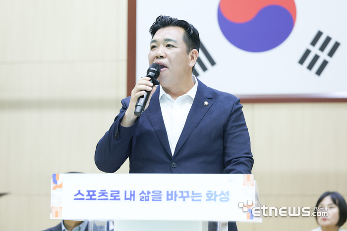 이계철 화성시의회 의장이 25일 화성남부국민체육센터에서 열린 '제11회 화성특례시장배 복싱대회'에 참석해 인사말을 하고 있다.