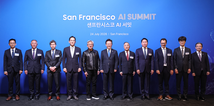 이재명 대통령이 24일(현지시간) 미국 샌프란시스코 더 미드웨이에서 열린 '샌프란시스코 AI 서밋'에 참석해 글로벌 AI 리더들과 자리를 함께했다. 왼쪽부터 배경훈 부총리 겸 과기정통부 장관, 정의선 현대차그룹 회장, 샘 올트먼 오픈AI CEO, 이재용 삼성전자 회장, 젠슨 황 엔비디아 CEO, 이 대통령, 혹 탄 브로드컴 CEO, 최태원 SK그룹 회장, 다리오 아모데이 앤트로픽 CEO, 이해진 네이버 의장, 김용범 정책실장. 〈연합뉴스〉