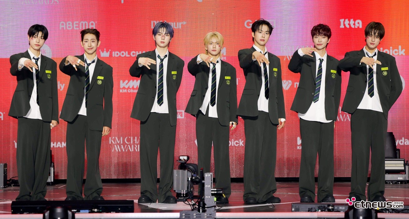 [ET포토] 뉴비트, '스쿨룩으로 더 친근하게'