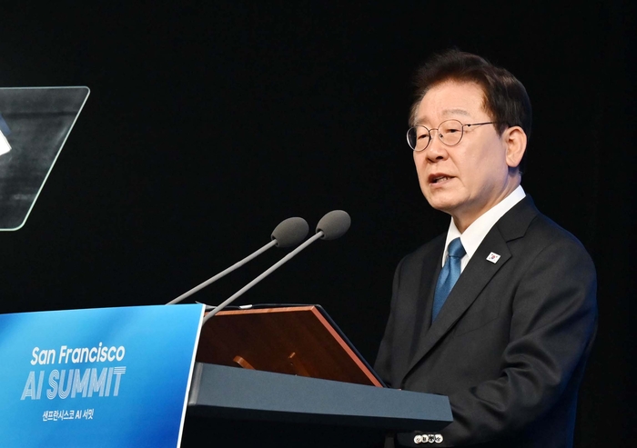 〈YONHAP PHOTO-3650〉 샌프란 AI 선언 발표하는 이재명 대통령     (샌프란시스코=연합뉴스) 한상균 기자 = 이재명 대통령이 24일(현지시간) 미국 샌프란시스코 더 미드웨이에서 열린 '샌프란시스코 AI 서밋'에서 '샌프란 AI 선언'을 발표하고 있다. 2026.7.25     xyz@yna.co.kr/2026-07-25 11:24:31/ 〈저작권자 ⓒ 1980-2026 ㈜연합뉴스. 무단 전재 재배포 금지, AI 학습 및 활용 금지〉