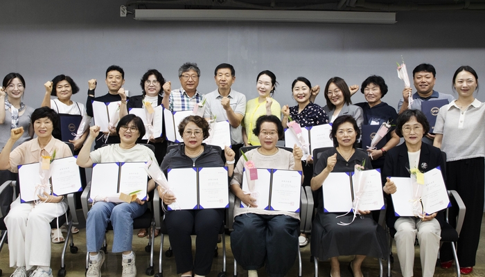 광주디자인진흥원 산하 인쇄소공인특화지원센터는 24일 오전 전남광주통합특별시 동구 서남동 인쇄비즈니스센터에서 소공인 역량강화 3개 과정 통합 수료식을 가졌다.