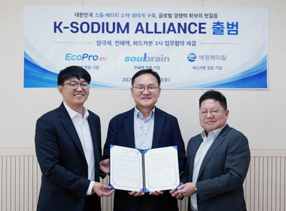 (왼쪽부터) 정현수 에코프로비엠 미래기술담당장, 최경세 솔브레인 중앙연구소장, 김준형 애경케미칼 중앙연구소장