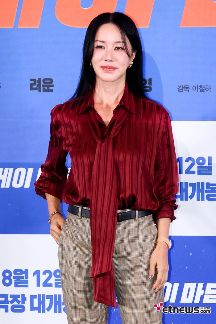 [ET포토] 엄정화, '레드 머플러가 포인트'