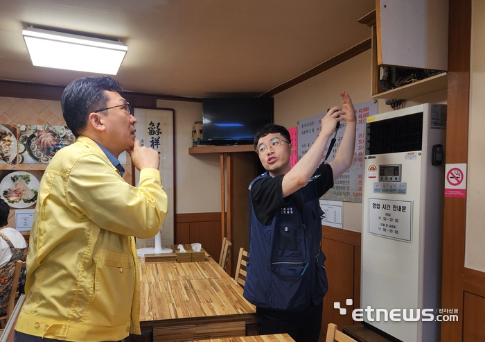 이병권 중소벤처기업부 제2차관이 27일 서울 서대문구 독립문 영천시장에서 폭염·화재 대비 안전점검에 나서 점포 냉방기기 상태를 확인하고 있다.