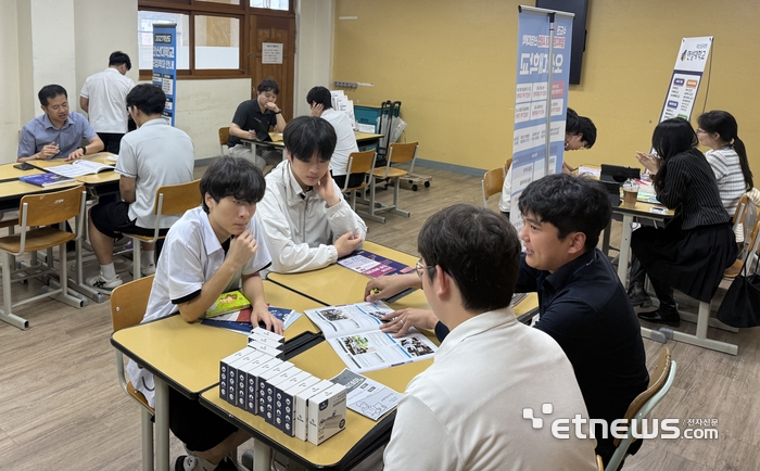 지난 20일 교내에서 진행된 2026 취업도 진로도 매칭데이 참석 학생들이 초청된 대학교 관계자로부터 입시 및 진로 관련 상담을 받고 있다. 〈수원공고 제공〉