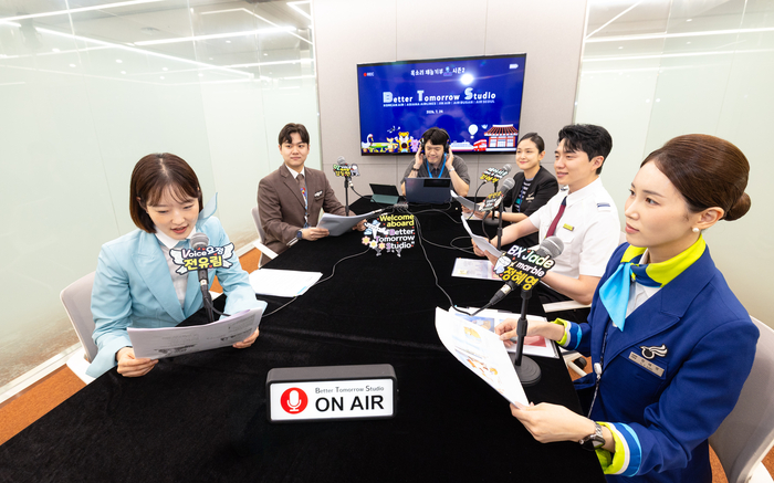 대한항공 등 한진그룹 소속 5개 항공사 임직원들이 서울 강서구 대한항공 본사에서 목소리 재능기부 캠페인 '베터 투모로 스튜디오'을 진행했다.