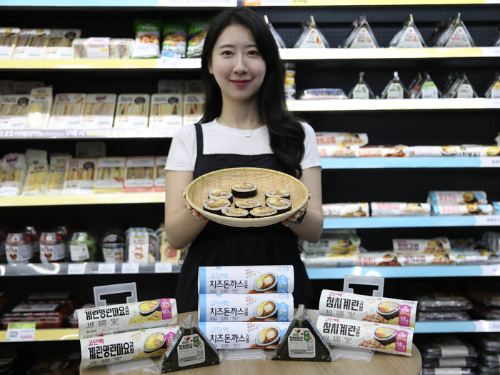 GS리테일이 운영하는 GS25는 지난 4월 28일부터 순차 출시한 고단백 시리즈 '참치계란김밥' '계란명란마요김밥' 2종 누적 판매량이 150만개를 돌파했다고 27일 밝혔다.